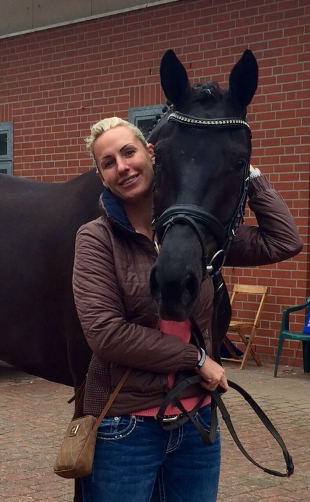 Die deutsche Nationenpreis-Reiterin Bernadette Brune ersteigerte im Oldenburger Pferde Zentrum Vechta die Charity-Stute Help for Africa für 28.000 Euro. Fotograf: privat